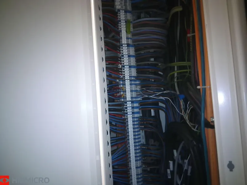 Armoire électrique ouverte en image visible : borniers et câblage contrôlés