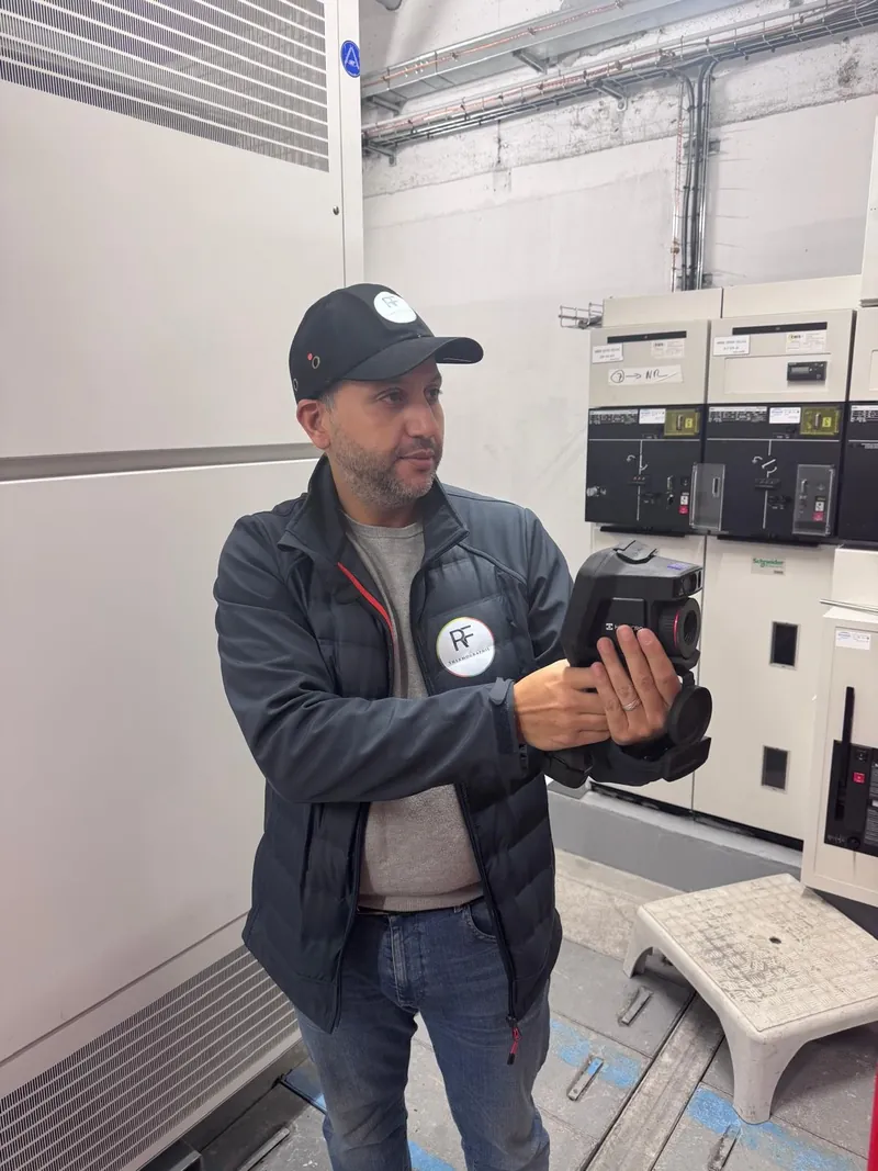 Fikri Rachid, gérant de RF Thermographie, en intervention, caméra thermique en main devant les cellules d'un poste haute tension