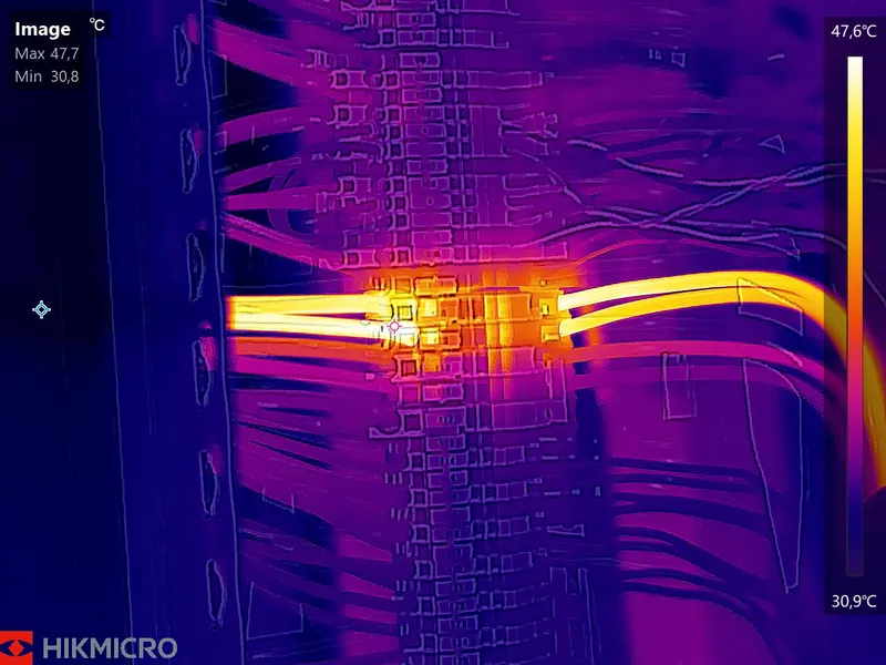 Thermogramme du même équipement : échauffement localisé sur un départ, 47,7 °C au point chaud